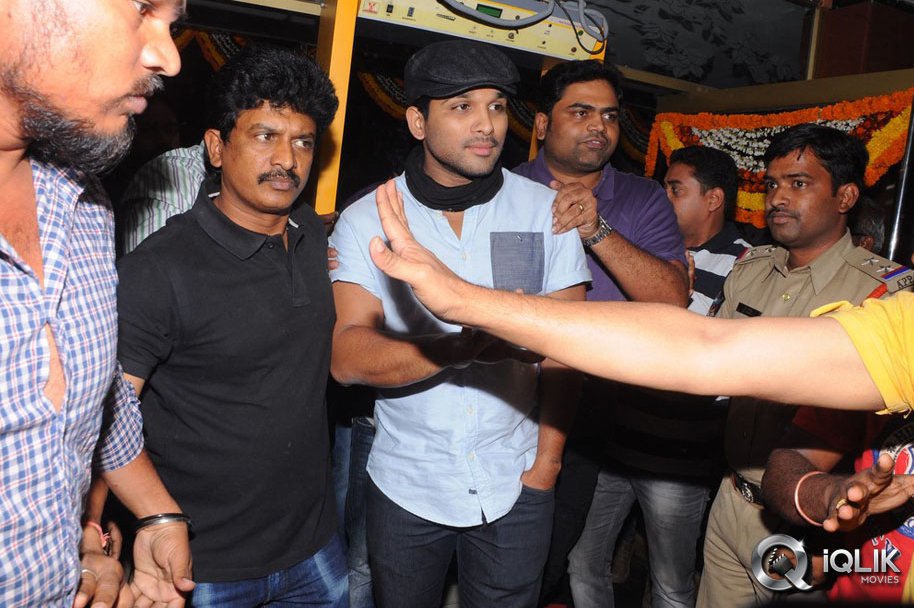 Yevadu-Premiere-Show